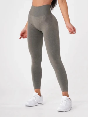 Gröna träningstights nvgtn - Snygga gröna tights med hög midja, perfekta för träning. Tillverkade i stretchigt material med 87% nylon och 13% spandex för en tight och bekväm passform. Stilren design utan synliga loggor eller detaljer. Sitter som en smäck! Knappast använda.🥰