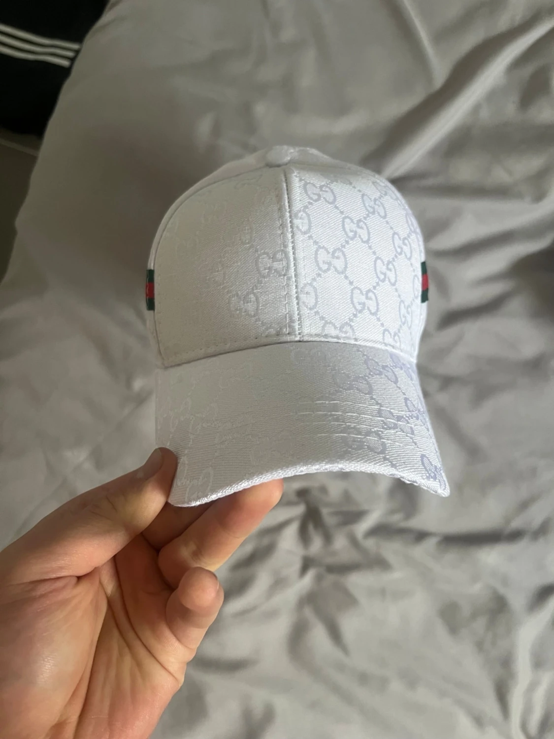 Vit Gcci keps med monogram