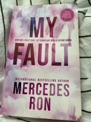 My Fault av Mercedes Ron - Säljer boken 'My Fault' del 1 av Mercedes Ron, en internationell bästsäljare. Boken har en vattenskada men texten har ej blivit förstörd annars är den i bra skick och boken är på engelska