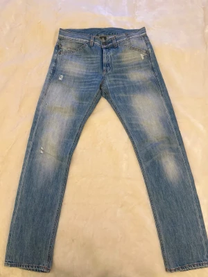 Dondup Jeans - Snygga Dondup jeans i nyskick! Jeansen har orginal slitningar och en snygg tvätt som är väldigt eftertraktad. De har en slim passform. Storlek 32.
