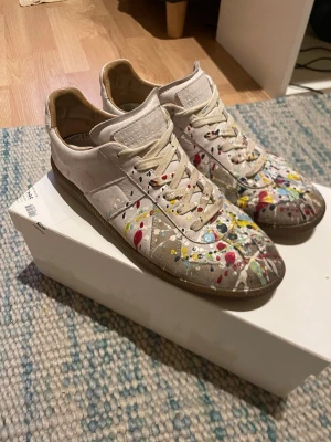 Maison Margiela paintsplatter - Klassiska paint splatter från Maison Margiela, storlek 42,5 passar 43. De är i bra skick men smutsiga, går nog att få bort det mesta vid rengöring. Köpta från grailed då de i princip var nya, för ca 2 år sedan. Skicka prisförslag eller frågor!
