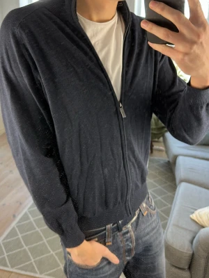 Stickad zip tröja mörkblå  - Simpel och snygg perfekt i alla tillfällen! Mått: A:46 B:48 C:35 D:58 (cm) Skriv vid fundering 😊✌️