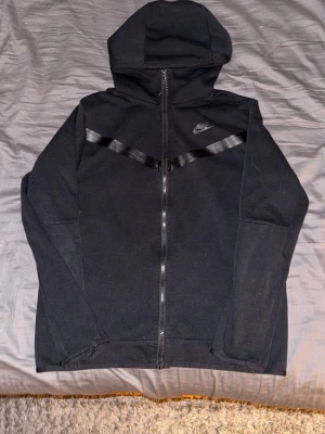 Nike tech fleece  - Snygg svart hoodie från Nike med hel dragkedja framtill och huva.