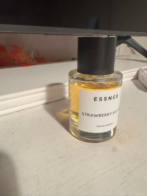 ESSNCE Strawberry Eclipse parfym - ESSNCE Strawberry Eclipse Eau de Parfum. Söt jordgubbsdoft 🍓