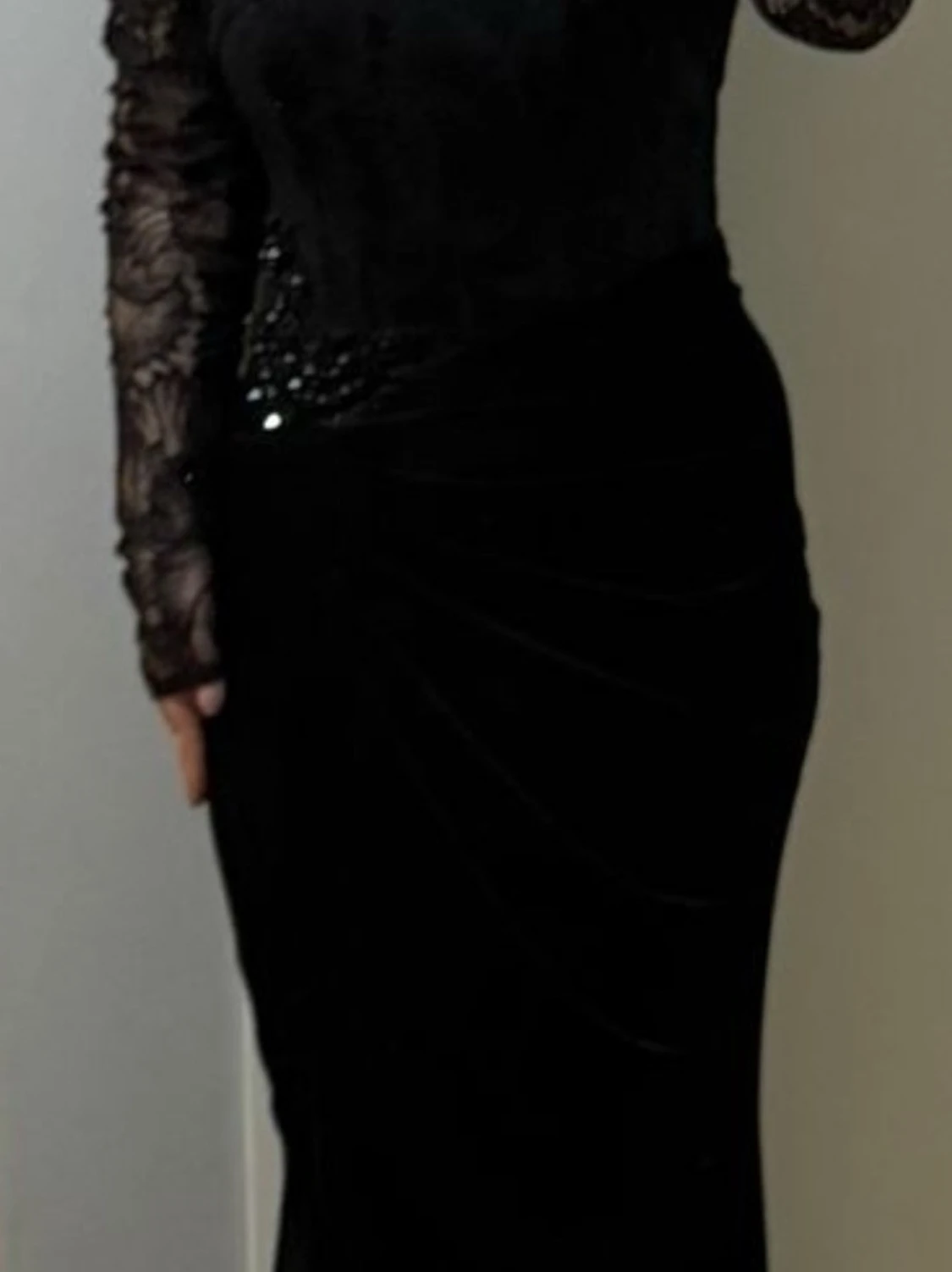 Svart långklänning med spetsärmar - 1