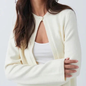 Vit kofta - Säljer denna supersnygga vita kofta från gina!!💓💓