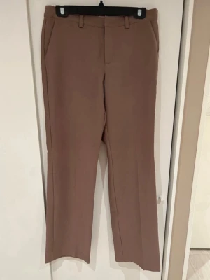 Bruna kostymbyxor - Snygga bruna kostymbyxor med raka ben. Använda 1-2 gånger 
