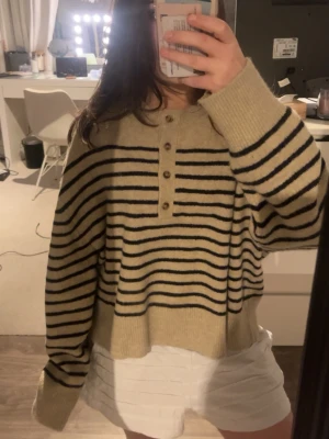 Zara stickad tröja  - Säljer denna slutsålda randiga stickade tröjan från Zara, storlek S, använd 1 gång!