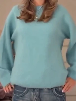 Turkos stickad tröja i alpackaull - Mysig ljusblå stickad tröja med rund hals och avslappnad passform. Tillverkad i en mjuk blandning av alpacka och ull, perfekt för kyliga dagar. Tröjan har ribbade muddar vid ärmslut och nederkant för en stilren look. Nypris 1000kr💕