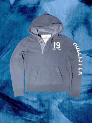 Mörkblå hoodie från Hollister - Tjena, säljer denna tvärrfeta hoodien Hollister i storlek S. Passar dig som vanligtvis bär S och M. Missa inte chansen att bära denna då de finns en skugga av chans att hitta den. Hör av dig vid intresse 👋