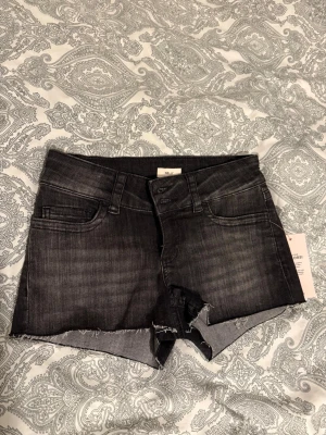 Nelly Shorts  - Oanvända, EU 32, väldigt stretchiga så skulle även passa 34. Prislapp kvar. Nypris 499