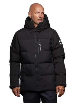 Svart vinterjacka från Sail Racing Cape down - Säljer en svart pufferjacka från Sail Racing med huva och dragkedja framtill. Jackan har logga på bröstet och ärmen samt en bröstficka med dragkedja. Perfekt för kalla vinterdagar och riktigt skön passform.