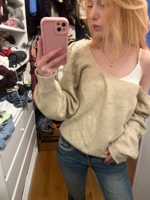 Beige stickad tröja från ONLY - Säljer en beige stickad tröja från ONLY i storlek S. Tröjan har en avslappnad passform med bred ribbstickning och långa ärmar. Perfekt för lager-på-lager och har en mjuk känsla. Snygg att bära off-shoulder för en trendig look. Ganska stor 