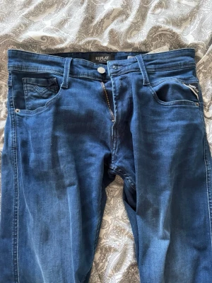 Blå Anbass jeans från Replay herr - Storlek 30/32 Trendiga jeans i perfekt skick. Priset går att diskutera