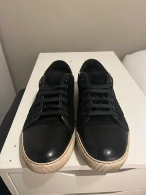 Lanvin - Tjo säljer ett par lanvins i storlek 43 använd några gånger inget oh förutom skor tillkommer!!