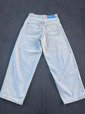Ljusblåa vida jeans från big boy  - Säljer ett par ljusblåa jeans från big boy med rak och vid passform. Jeansen har klassiska fem fickor och är tillverkade i denim och sitter jätte bra på mig som är 160cm lång men har tyvärr aldrig använts och därav inte har några defekter💕köpta för 1300 nya 