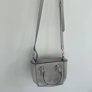 Grå handväska - Super fin handväska från forever21 med innerfack och med reglerbar axelrem💕