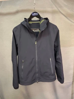 Herno jacka 46 - Säljer denna sjukt snygga jackan från italienska herno  i size 46 som motsvarar xs-  S. Modellen är 180cm. Detta är en perfekt vårjacka! Skick 9/10 inga defekter! Hör av dig vid minsta fundering 🤩