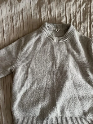 Arket - Beige stickad tröja med rund hals - Säljer en stilren beige stickad tröja från Arket.