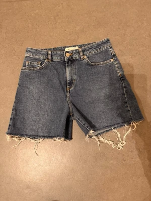 Fina jeansshorts - Snygga jeansshorts från Carin Wester i storlek 36. Inte mycket använda.