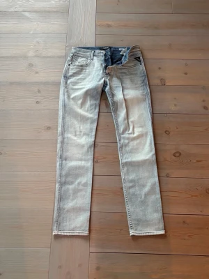 Replay anbass – ljusa jeans i toppskick 👖✨ - Replay anbass ljusblå tvätt i strl 33/34. Slim fit och clean look - passar dig som vill ha jeans som både sitter bra och känns bra. 🩵Ljusblå premiumtvätt ✨Slim fit som formar benen ✅Fräscha, inga defekter