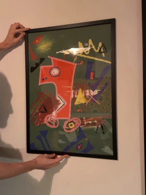 Abstract art poster 50x70 - Säljer prints av mina egna verk – perfekt för dig som vill ha något personligt på väggen. 🖼️  • Premiumpapper (giclée) • Abstrakt, expressionistiskt med mycket karaktär • Begränsad upplaga  Just nu finns ETT exemplar till introduktionspris. Pga stort intresse kommer fler produceras, men i begränsad upplaga. När upplagan är slut trycks motivet inte igen.  Varje print skickas numrerad, signerad av mig och omsorgsfullt packad. Säljs utan ram.  Hör av dig för frågor! ❤️  IG:  @natt_mackan @konstignatt