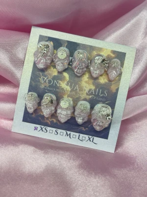 Nerina (XS);Short Almond - Unika handgjorda press-on naglar i ljusrosa med 3D-effekt och silverfärgade metalliska dekorationer. Naglarna har en kort, mandel form och handgjorda detaljer som ger en exklusiv look. Perfekt för dig som vill sticka ut med kreativa och konstnärliga naglar.XS: 14 mm, 11 mm, 11,5 mm, 10 mm, 8 mm (Silver)