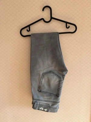 Dondup jeans - Hejjj och välkomna till liljestrands nu säljer vi ett par dondups i bra skick slitningar gjorda hemma därav priset modell roddy vilket är slim/skinny fit storlek 31 kom med frågor osv mvh liljestrand