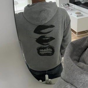 Concrete ink hoodie  - Otroligt fet hoodie i toppskick, priset kan såklart diskuteras! 