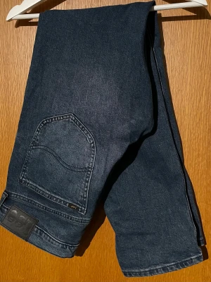 Lee jeans - Märke: Lee | Modell: Daren zip fly | Passform: Straight leg | Storlek: 31:32 | Färg: Mörkblå tvätt | Skick: 10/10 | Defekter: Inga. Kom gärna med frågor!