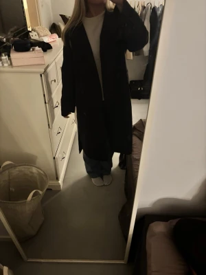 Snygg svart lång trenchcoat - Svart lång trenchcoat! Jag är 165❣️