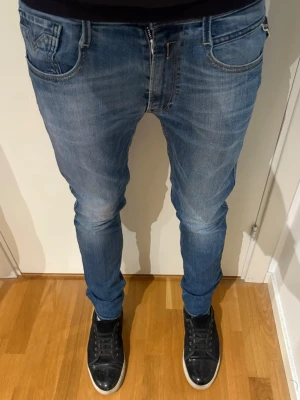 Replay jeans - Säljer dessa feta replay jeans | Modell: Anbass | Storlek: 31/32 | Bra skick | Liten defekt vid grenen som man ej tänker på vid användning | Skriv vid minsta fråga eller fundering 🤝