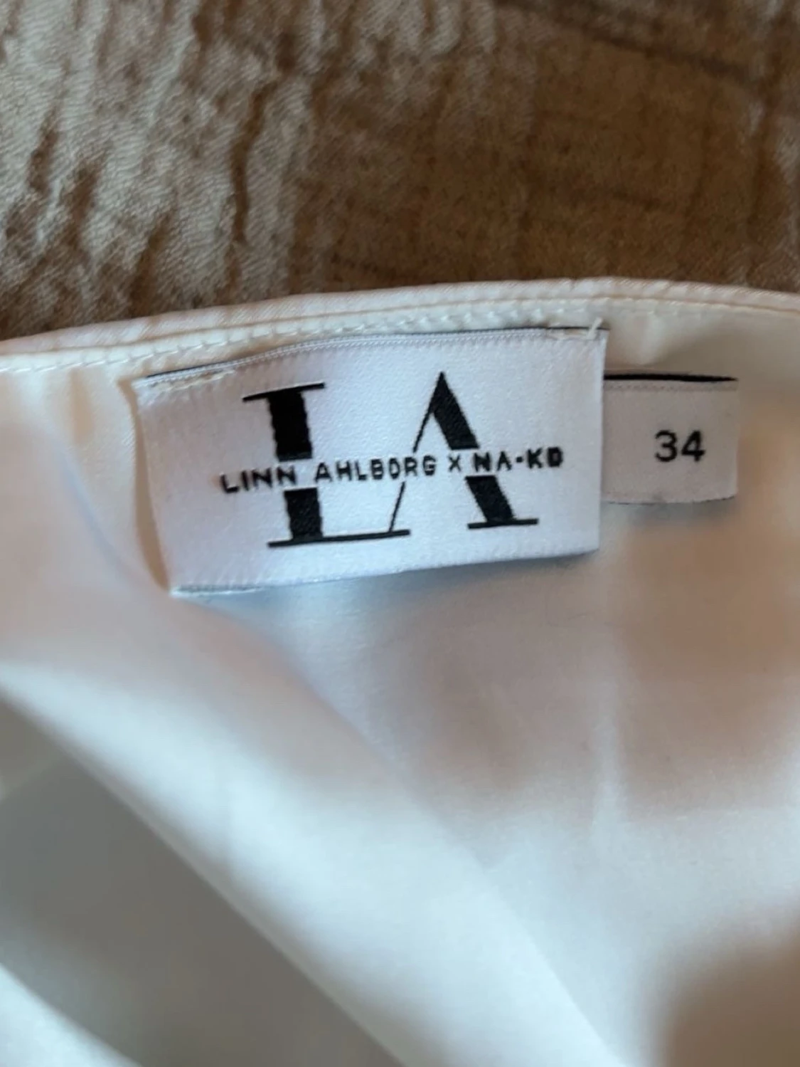 Vit omlottklänning med volang - 2