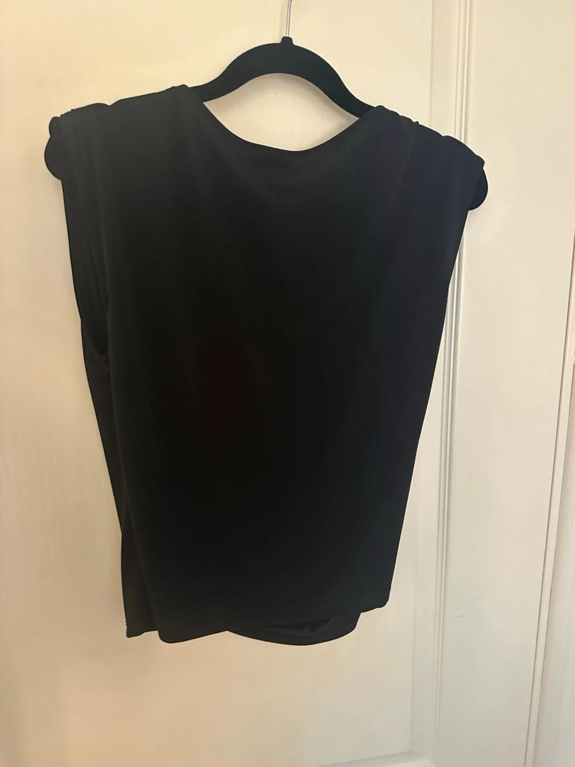 Svart draperad ärmlös topp/blus  - 5