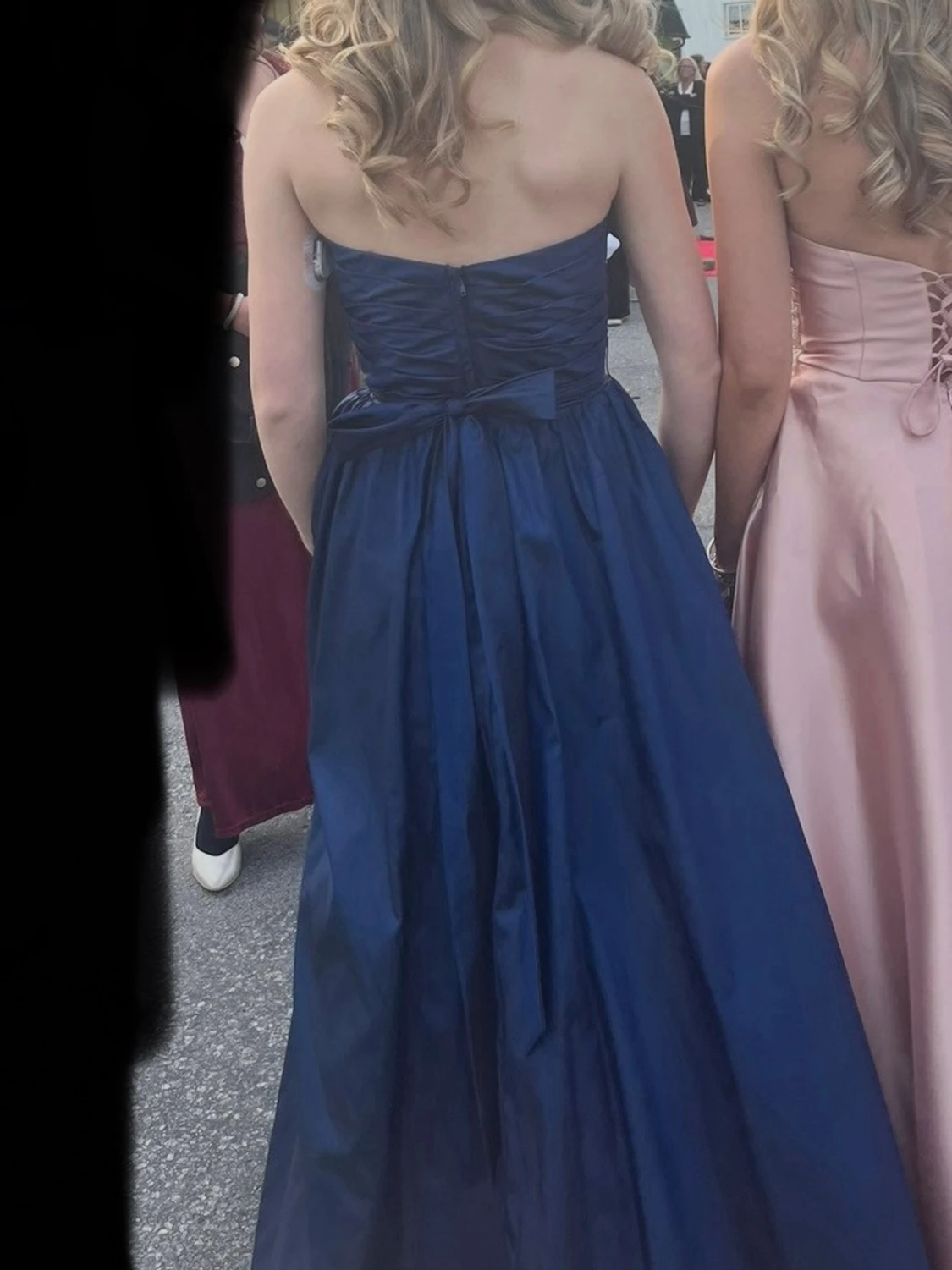 Marinblå axelbandslös balklänning - 1