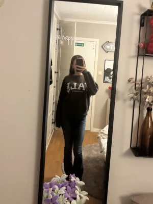 Mörkgrå Yale hoodie - Säljer en mörkgrå hoodie med stort vitt Yale University-tryck på bröstet. Ser helt ny ut! Pris går absolut att diskuteras!