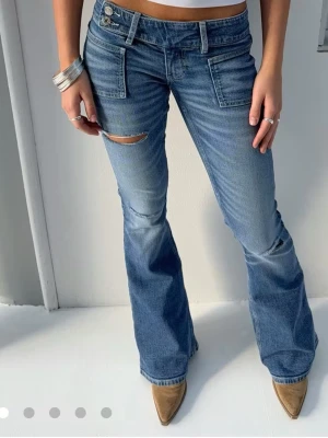 Blå bootcut jeans med slitning - Jeansen e lite slitna nere vid benen efter användning, även lite sprucken vid en söm (näst sista bilden)  men säljer billigt💖