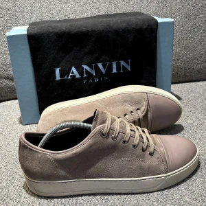 Lanvin skor  - Asfeta lanvins i bra skick, passar perfekt nu till våren och funkar med många outfits! Storlek UK 8 alltså typ 42, men passar mig som brukar ha 43. Skosnören och skopåsar samt box ingår! Hör av er vid eventuella frågor!!