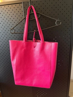 Borse in Pelle väska  - Rosa väska från Borse in Pelle. Äkta läder. I nyskick, använd vid ett tillfälle bara. 