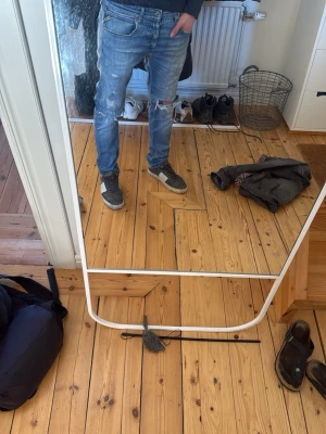 Blå slitna jeans från replay - Säljer ett par blå jeans från replay| nypris 1299 kr| modellen i 178cm. 