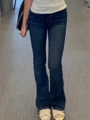 Mörkblå bootcut jeans med stretch - Snygga mörkblå bootcut jeans med hög midja och utsvängda ben. Perfekta för dig som gillar en trendig och avslappnad stil.