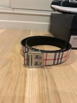 Burberry bälte - Burberry bälte, om man byter sida blir den svart. 120 cm i storlek.