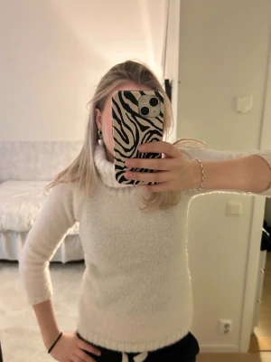 Vit stickad polotröja - Jättemysig, skön polotröja med trekvartsärm från H&M 😇 Storlek S💕 Priset går att diskutera🫰🫰