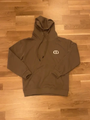 En brun beige hoodie - En cd hoodie som är helt ny och kommer med tag på