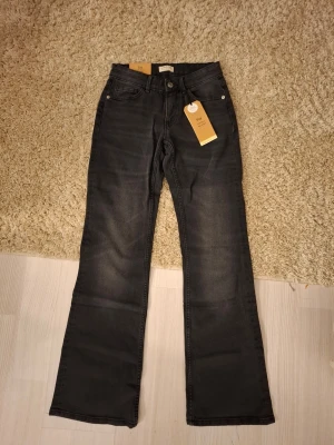 Svarta low waist flare jeans Lindex - Snygga svarta low waist flare jeans ifrån Lindex. Bra längd för mig som är 169cm men för liten i midjan för mig tyvärr💕 Därför är dem aldrig använda med prislapp kvar.