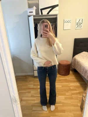 Lågmidjade bootcut jeans - Säljer ett par mörkblå bootcut jeans med lågmidja. Jeansen har en snygg tvätt och raka ben som går ut lite nedtill för en trendig siluett. Perfekta till vardagslooken och passar till det mesta.