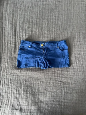 Blå lågmidjade shorts  - Super snygga vintage lågmidjade jeans shorts från Amisu. Unika och perfekta till sommaren. Shortsen sitter jätte skönt och fråga gärna om mått!