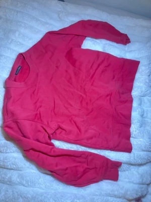 Acne Studios  - Säljer en snygg rosa sweatshirt från Acne Studios. Tröjan är i bra skick storleken på den är xss och funkar som en xs. Kan fraktas eller hämtas i Malmö! 🩷