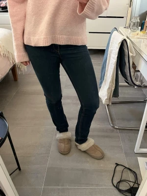 Skinny jeans  - Snygg skinny jeans, midjemått rakt över 37cm och innerbenslängd 76cm💕