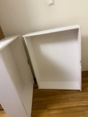 Vita sänglådor i trä - Två vita hyllmoduler i rektangulär form, tillverkade i trä eller spånskiva. Perfekta för förvaring eller som bokhyllor. Baksidan är i tunnare träskiva och sidorna är släta. Passar bra i de flesta rum tack vare den enkla designen.